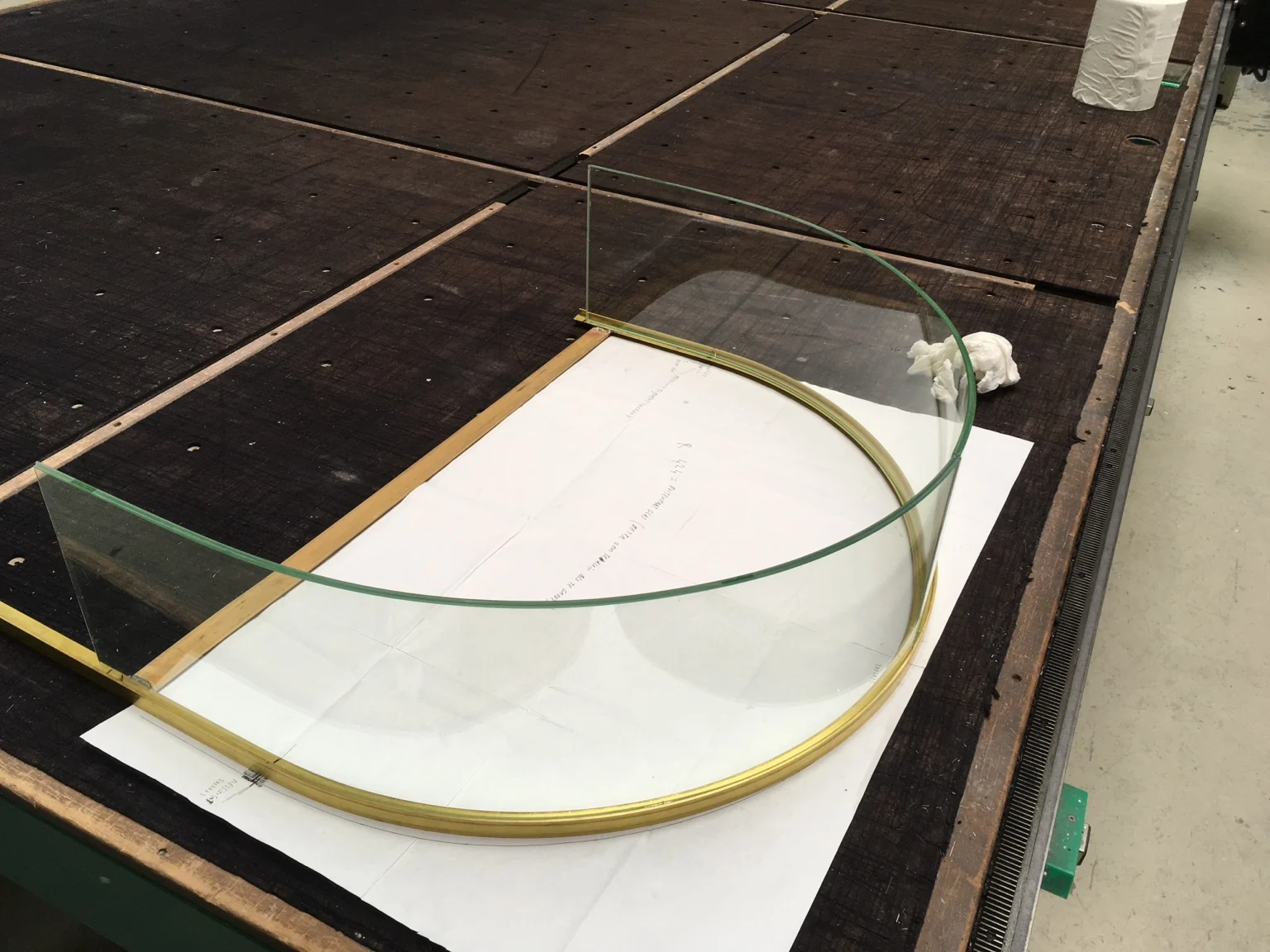 Gebogen glaspaneel op een mal op de werktafel