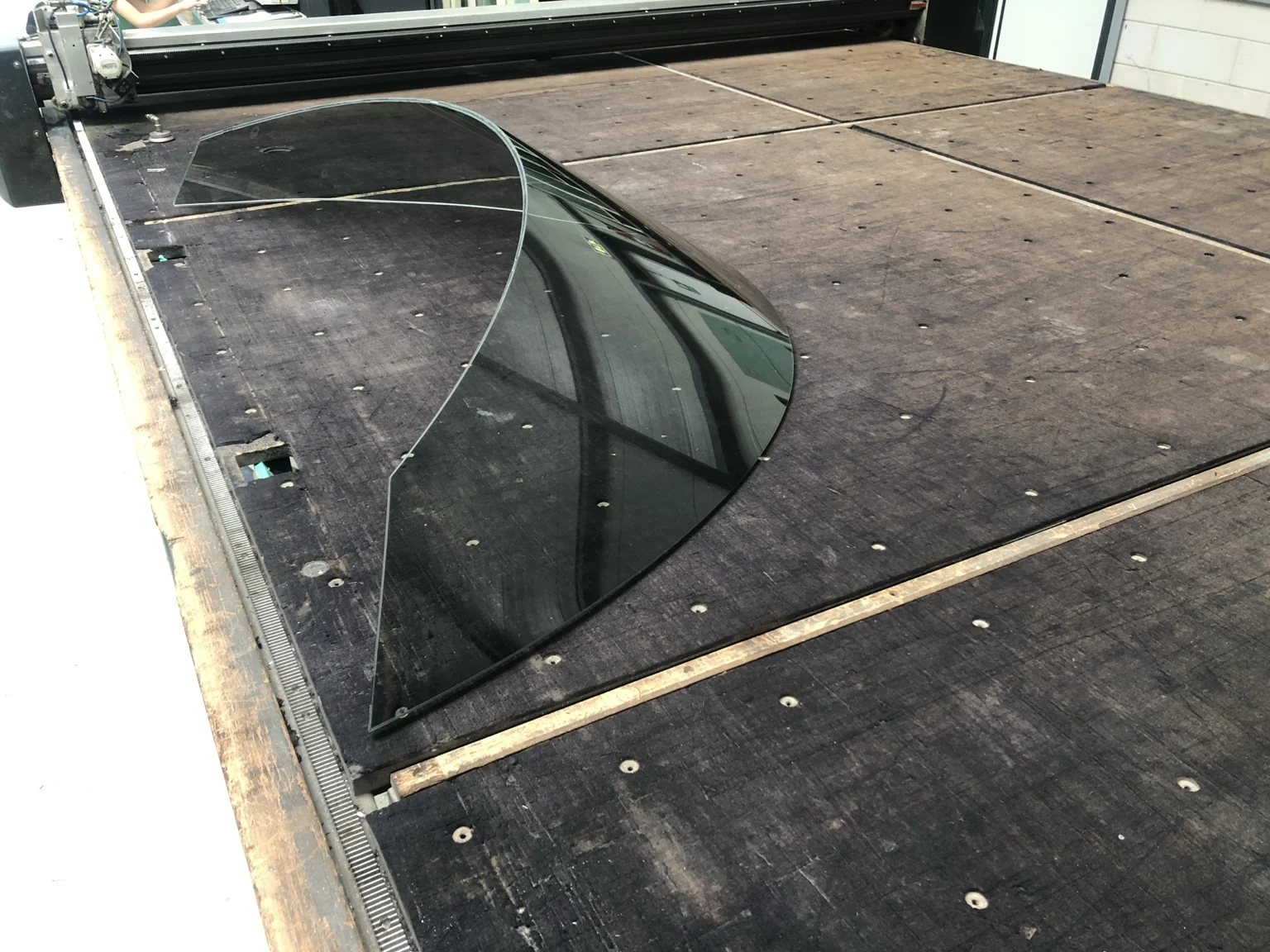 Donker gebogen glaspaneel op de werktafel