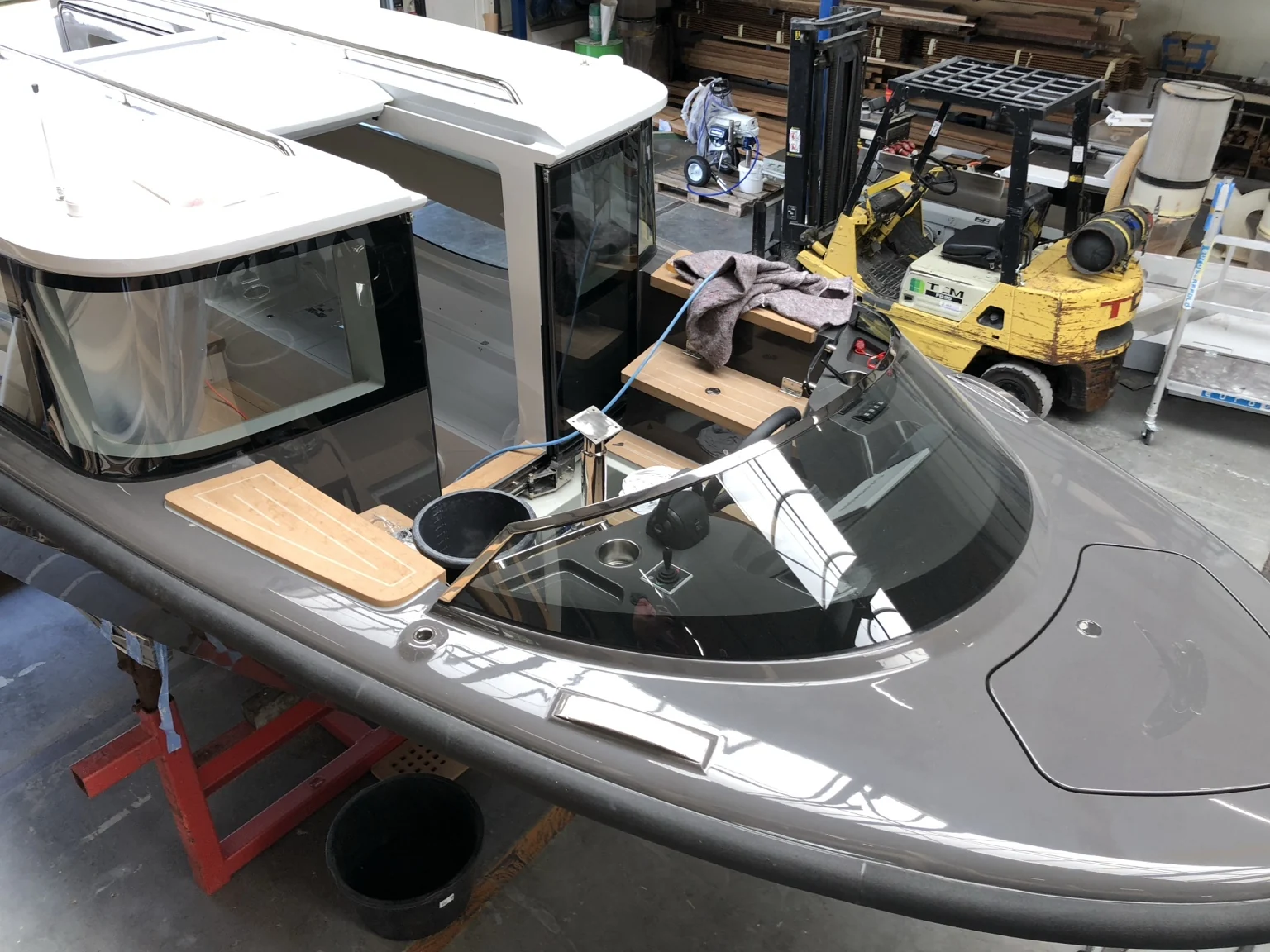 Gebogen glas rond de stuurpositie van een boot in de werkplaats