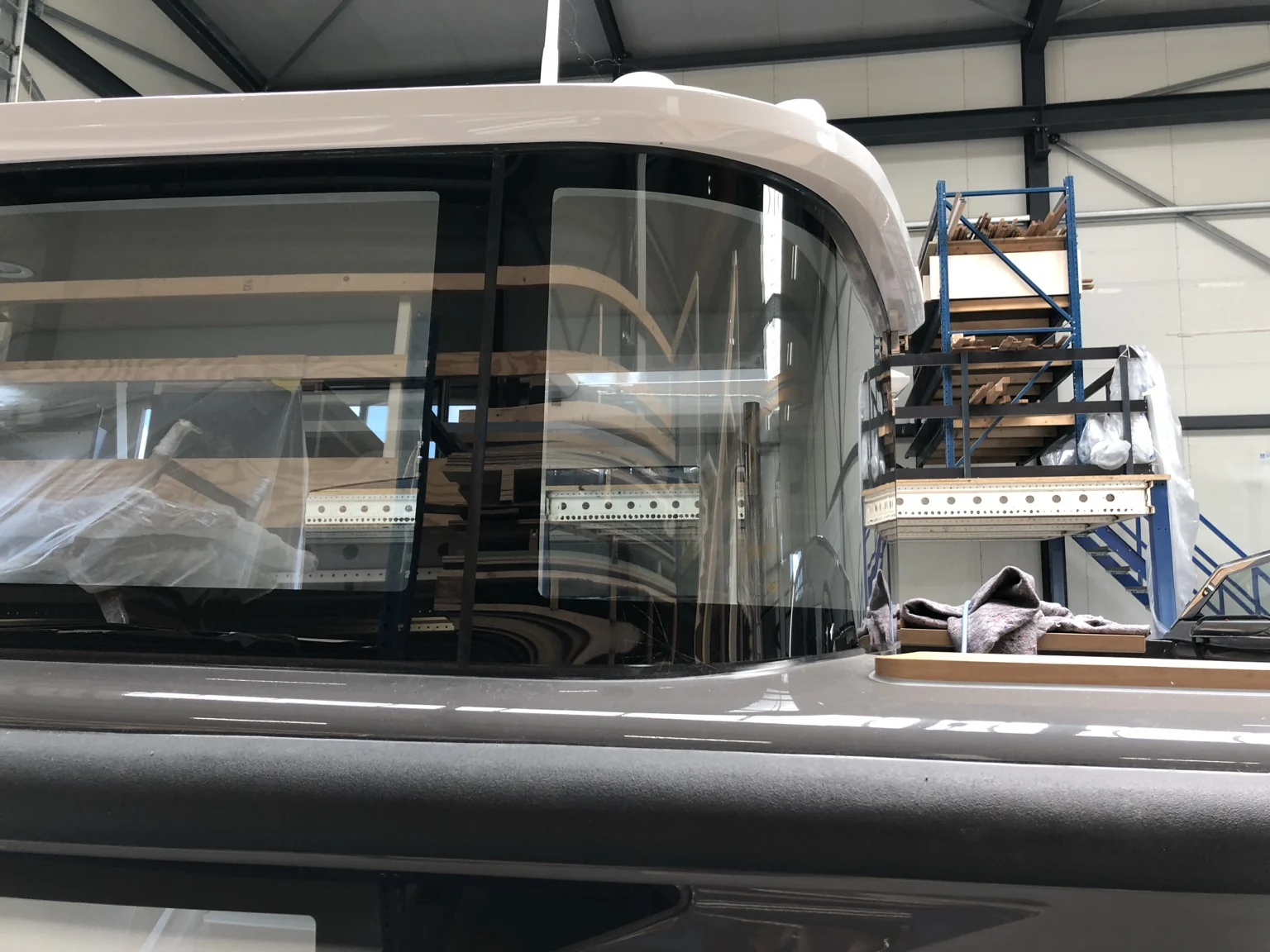 Gebogen beglazing rond de hoek van een bootcabine