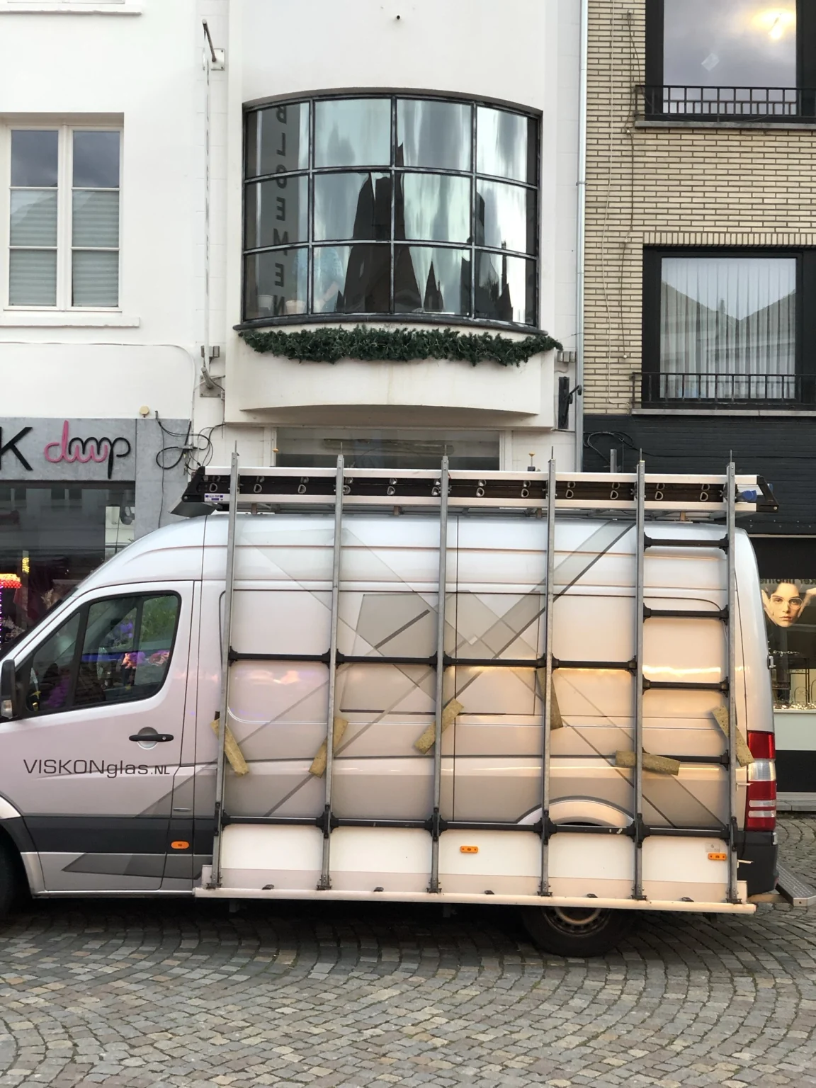 VISKON Glas bedrijfsbus voor een gevel met gebogen beglazing