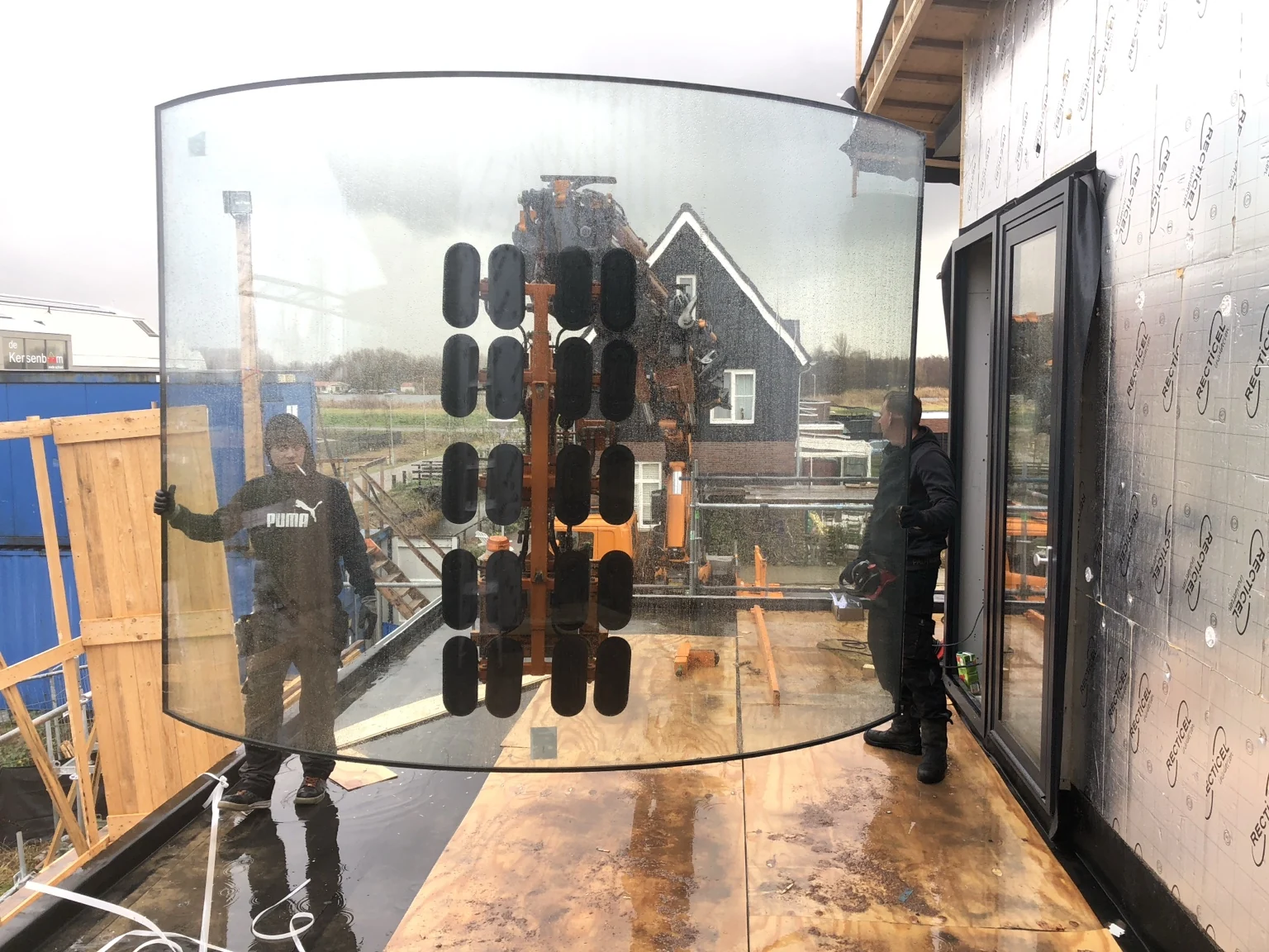 Plaatsing van een groot gebogen glaspaneel met een glashijsmiddel