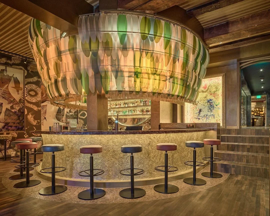 Gebogen decoratieve glaselementen boven een ronde bar