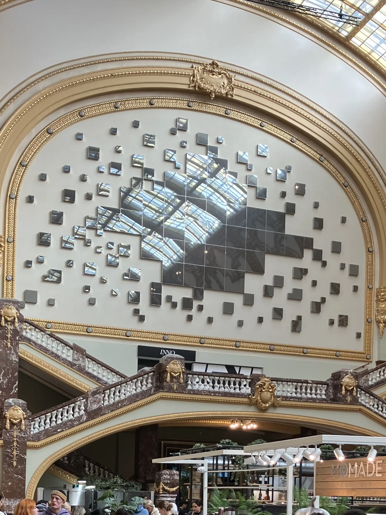 Compositie van vierkante spiegelvlakken in een monumentaal interieur