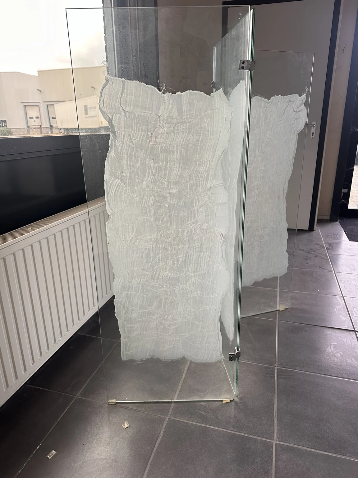 Glazen panelen met een witte textielachtige structuur