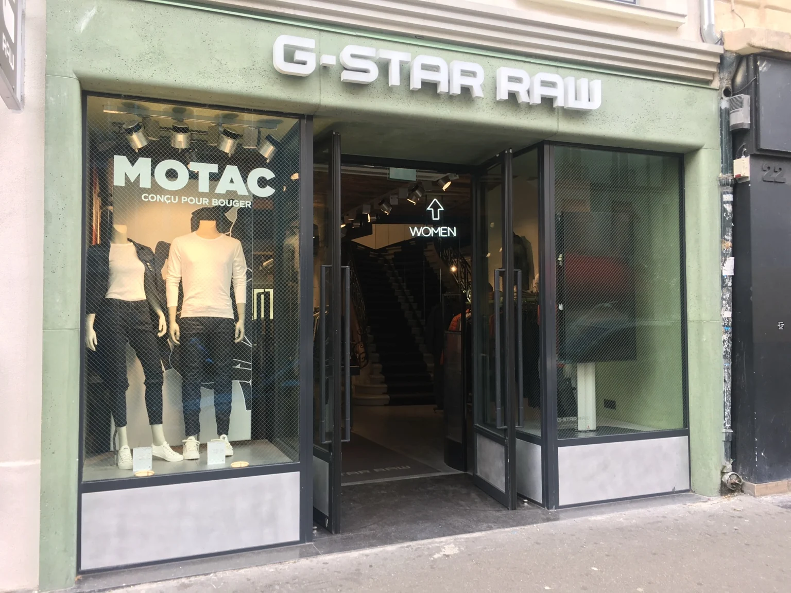 Glazen winkelpui bij een G-Star RAW winkel