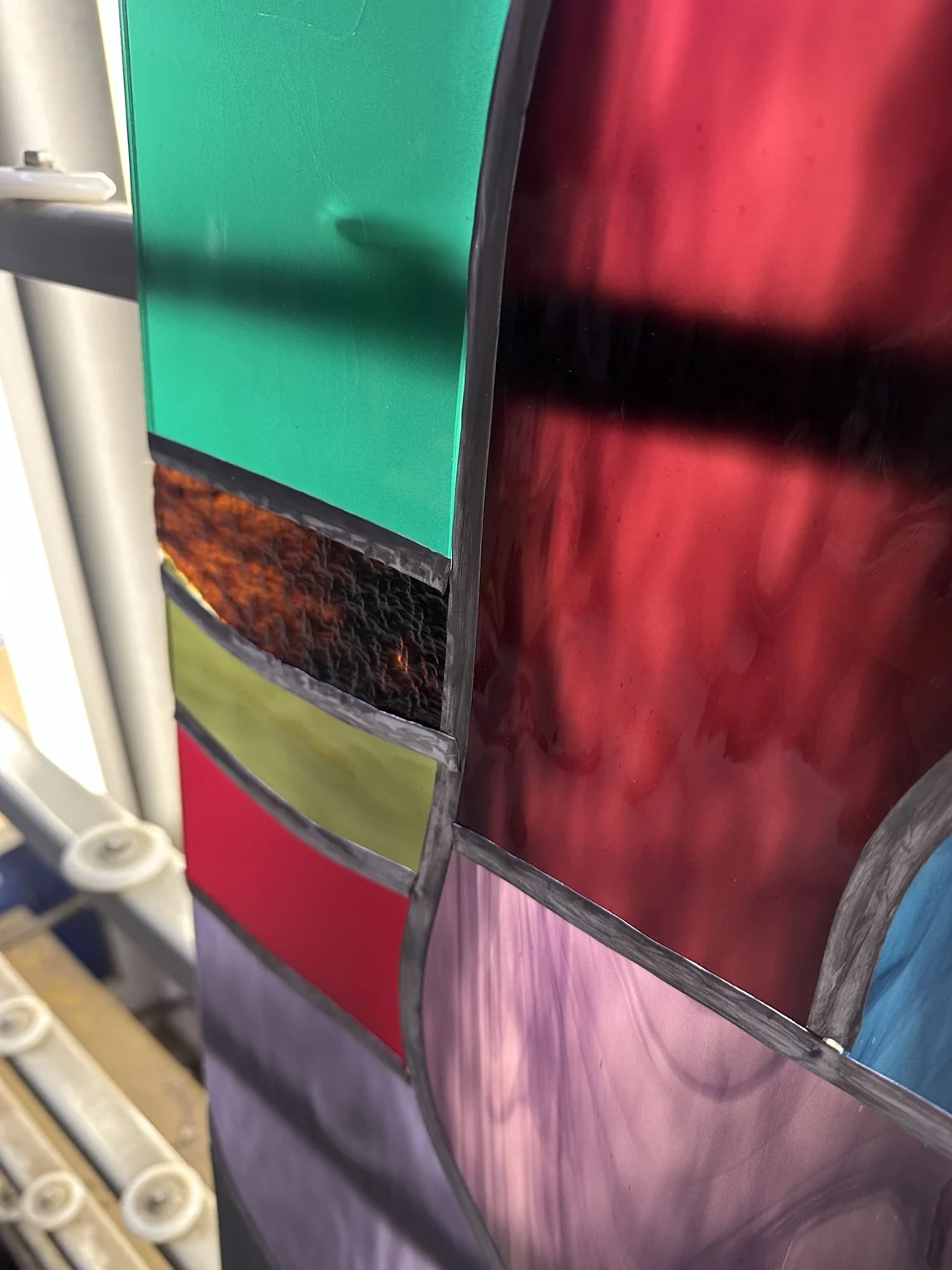 Detail van gekleurd glas-in-lood met verschillende structuren
