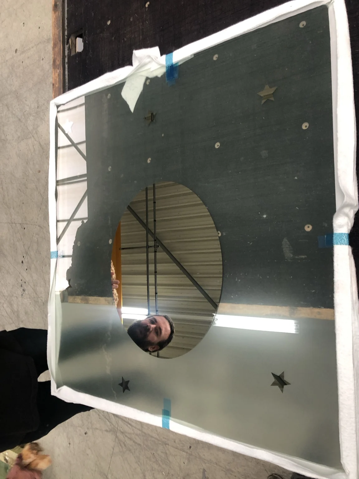 Decoratieve spiegel met een ovaal vlak en sterren in de werkplaats