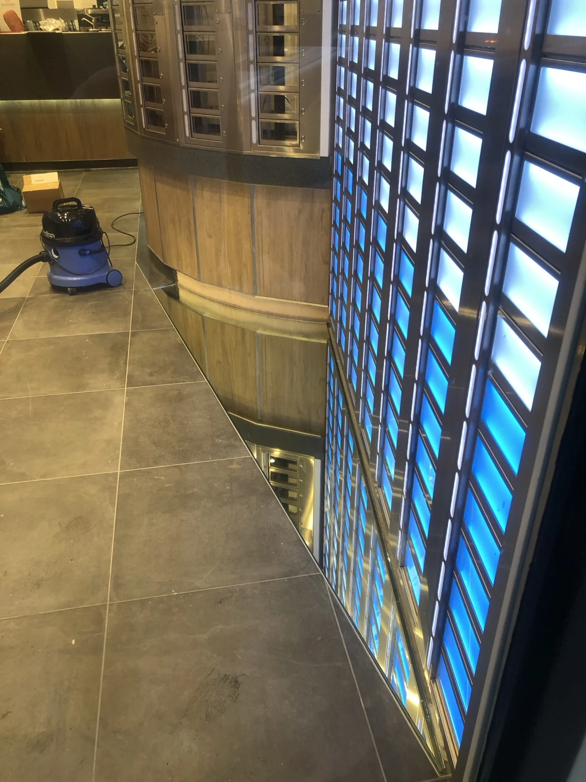 Spiegelbekleding langs de onderzijde van een ronde balie