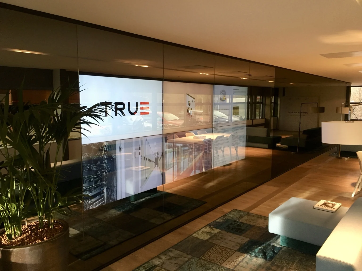 Brede spiegelwand in een interieur