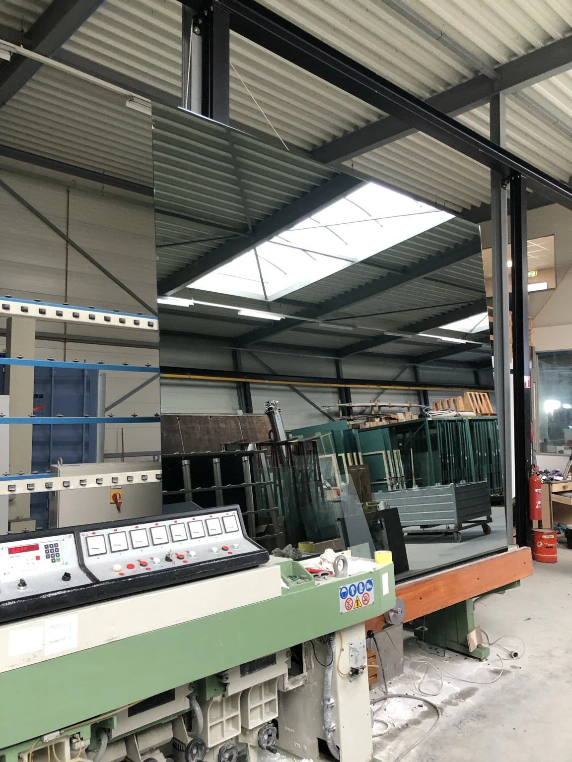 Groot spiegelpaneel in de werkplaats