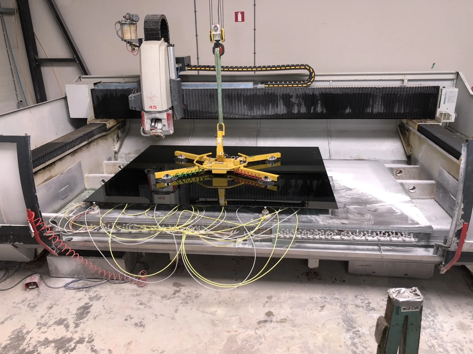 Bewerking van een spiegelpaneel op een machine