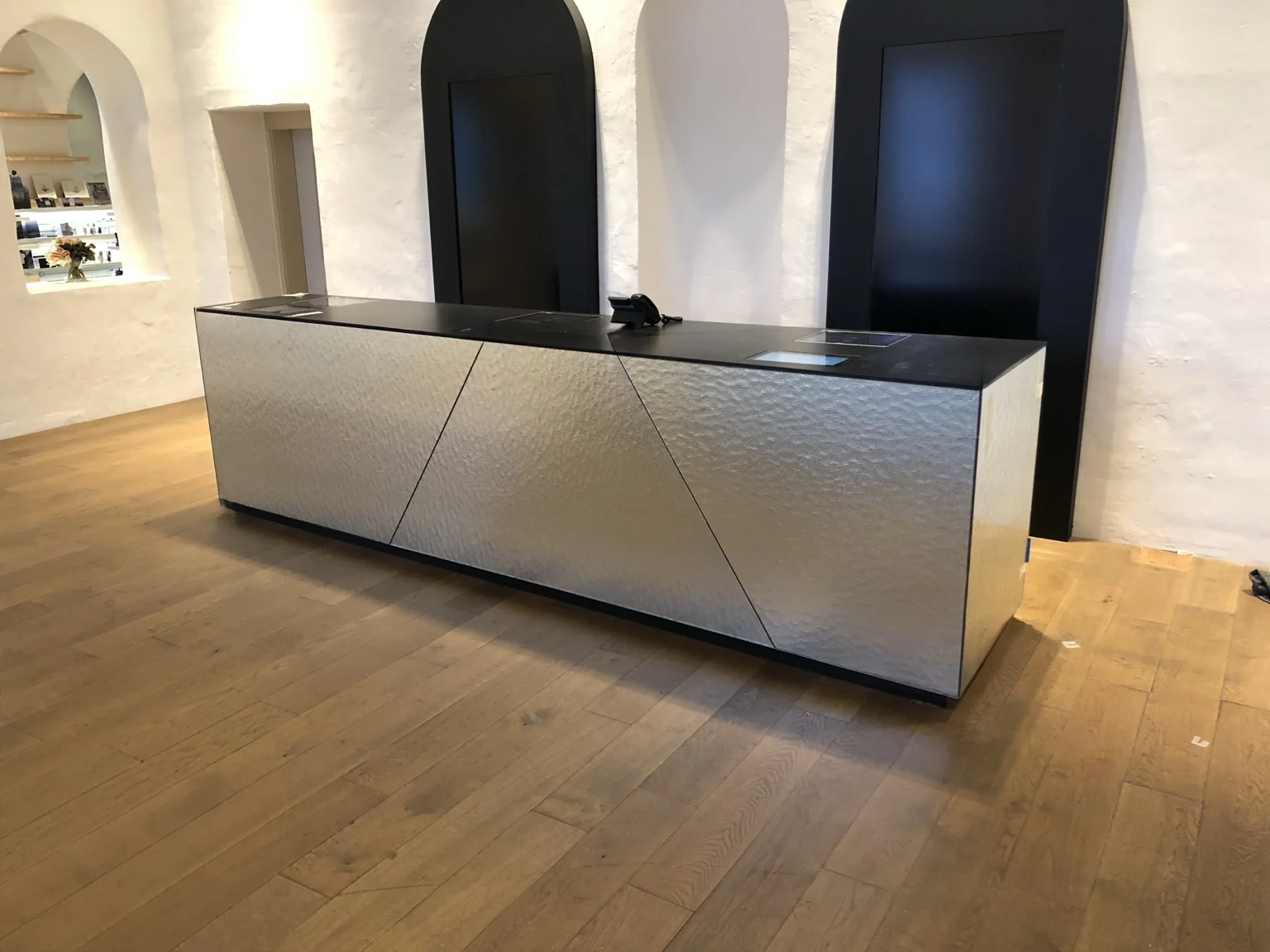Balie bekleed met spiegelpanelen