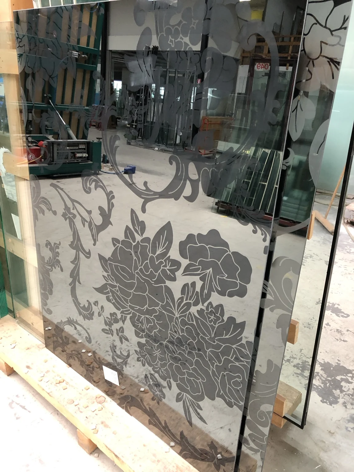 Decoratieve spiegel met een bloemmotief in de werkplaats